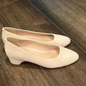Taryn Rose Babs Beige Suede Pumps Women's Size 9.5B Casual Dress Shoes